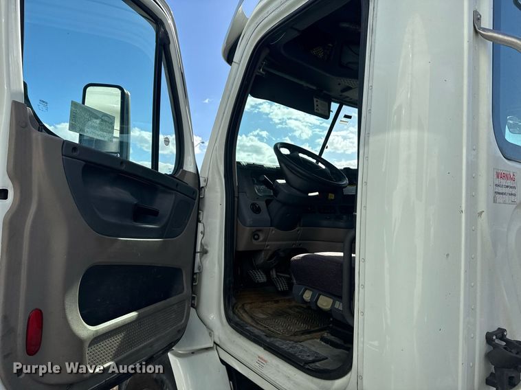 image for item DW1789 2014 Freightliner Cascadia semi truck