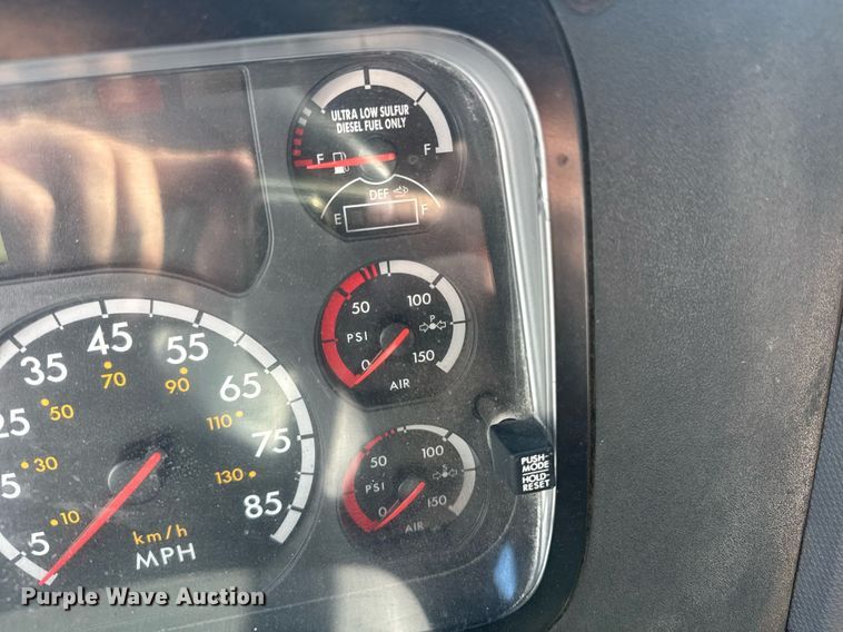 image for item DW1789 2014 Freightliner Cascadia semi truck