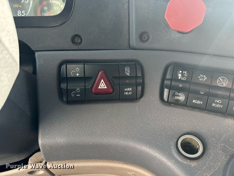 image for item DW1789 2014 Freightliner Cascadia semi truck