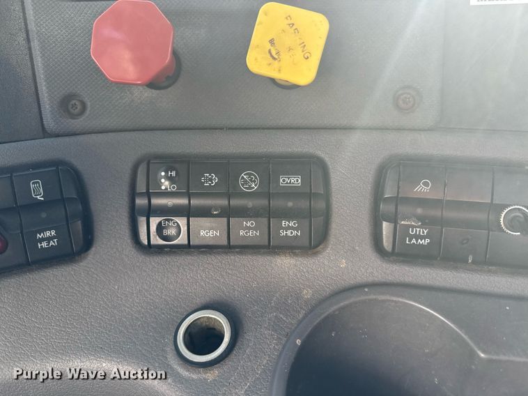 image for item DW1789 2014 Freightliner Cascadia semi truck