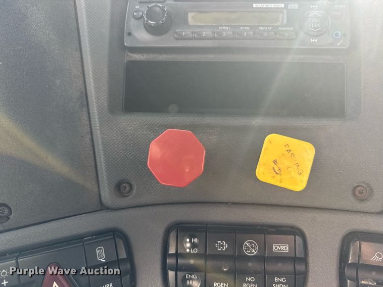 image for item DW1789 2014 Freightliner Cascadia semi truck