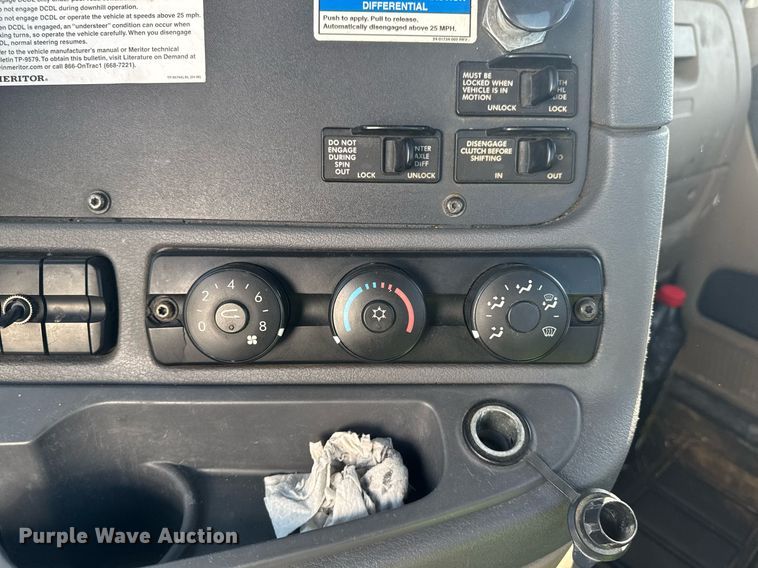 image for item DW1789 2014 Freightliner Cascadia semi truck