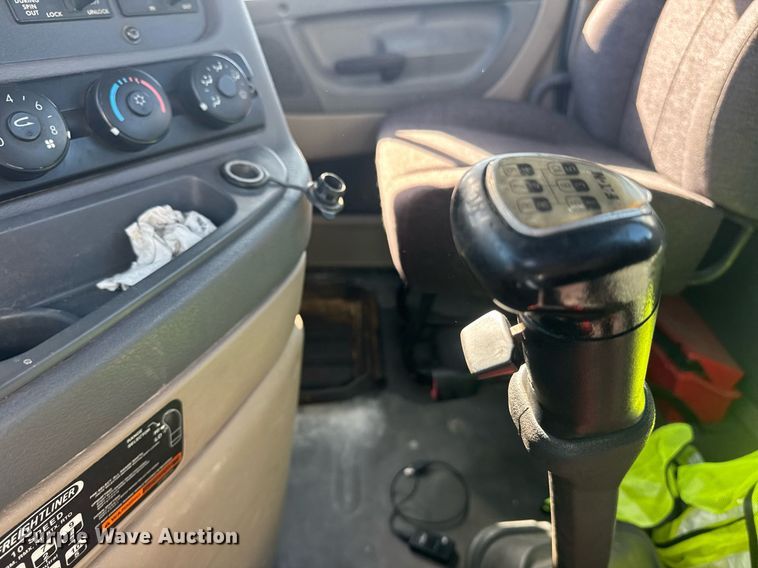 image for item DW1789 2014 Freightliner Cascadia semi truck