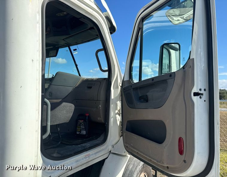 image for item DW1789 2014 Freightliner Cascadia semi truck