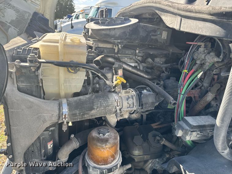 image for item DW1789 2014 Freightliner Cascadia semi truck