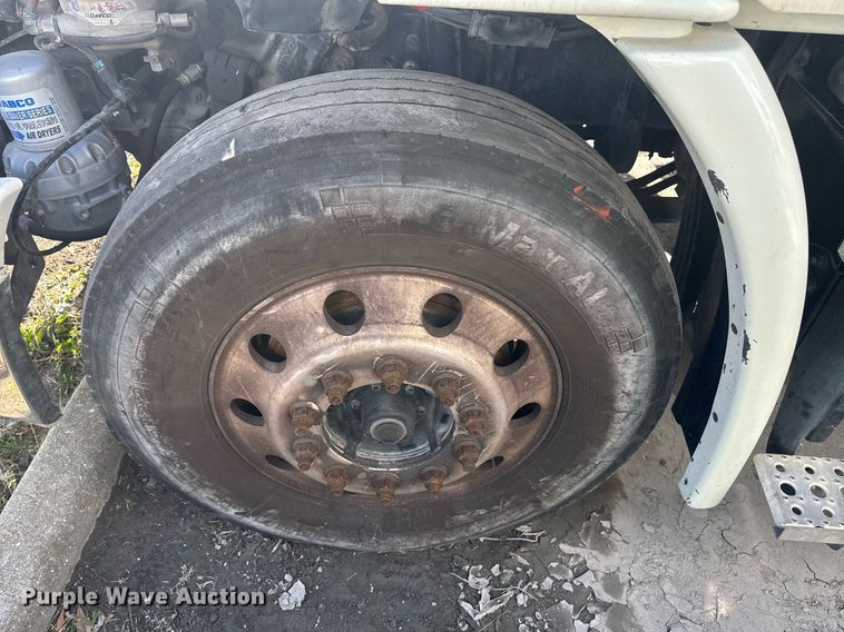 image for item DW1789 2014 Freightliner Cascadia semi truck