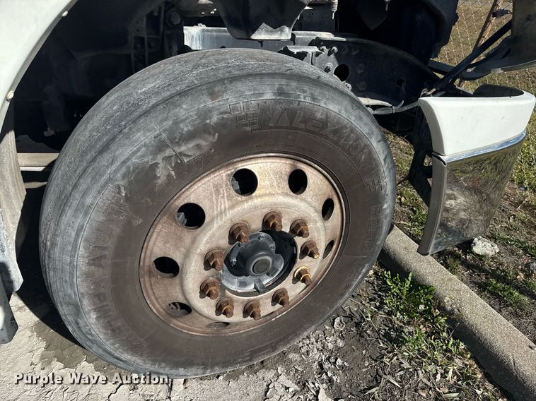 image for item DW1789 2014 Freightliner Cascadia semi truck