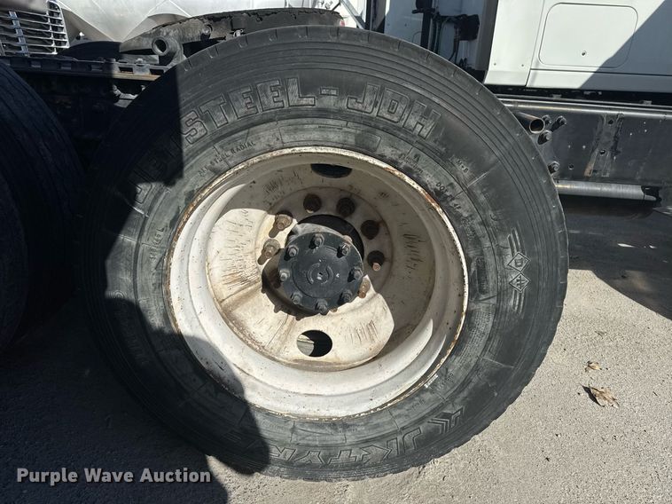 image for item DW1789 2014 Freightliner Cascadia semi truck