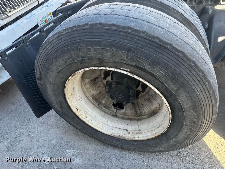 image for item DW1789 2014 Freightliner Cascadia semi truck