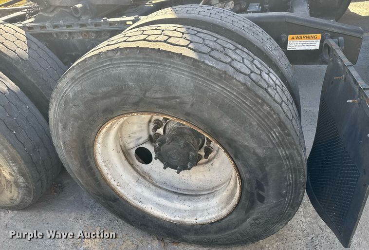 image for item DW1789 2014 Freightliner Cascadia semi truck