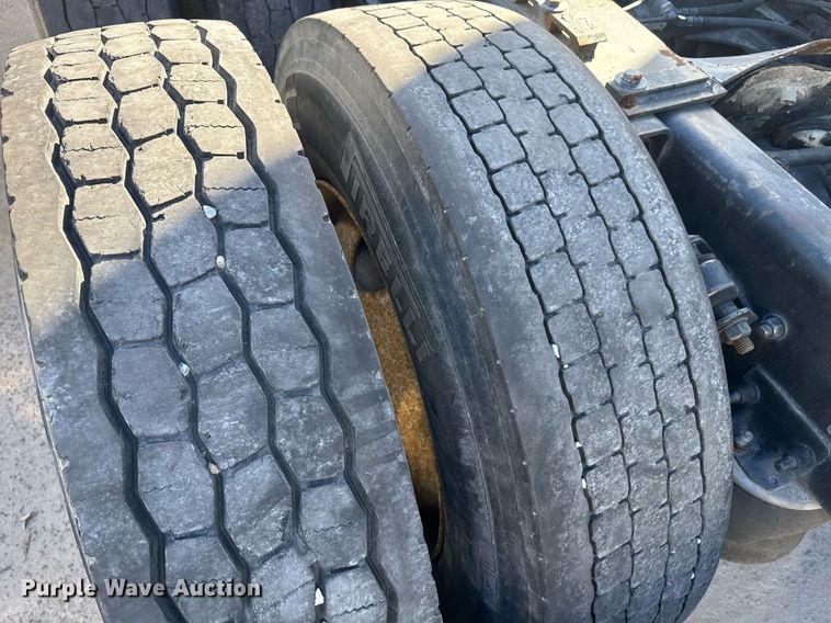 image for item DW1789 2014 Freightliner Cascadia semi truck