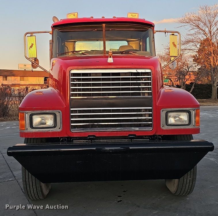 image for item DW3156 2008 Mack CHU613 semi truck