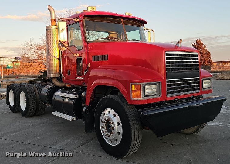 image for item DW3156 2008 Mack CHU613 semi truck