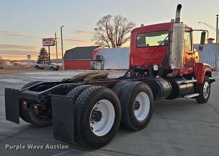 image for item DW3156 2008 Mack CHU613 semi truck