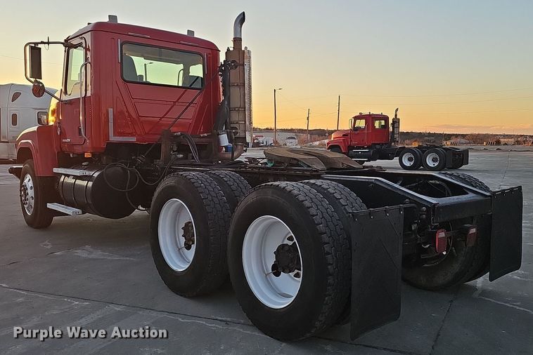 image for item DW3156 2008 Mack CHU613 semi truck