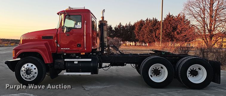 image for item DW3156 2008 Mack CHU613 semi truck