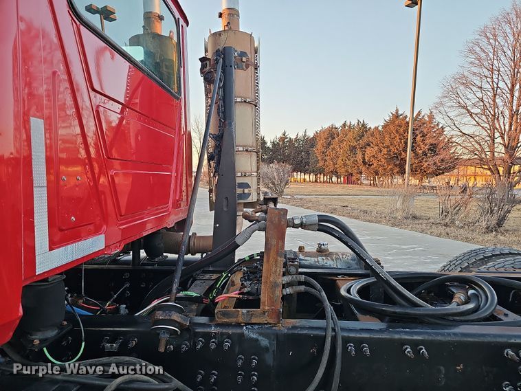 image for item DW3156 2008 Mack CHU613 semi truck