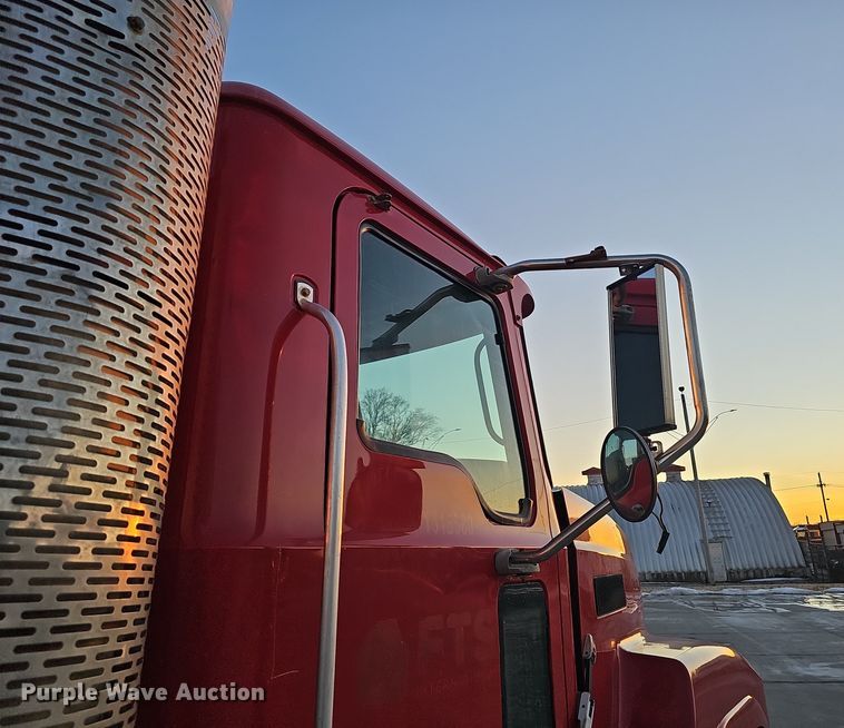 image for item DW3156 2008 Mack CHU613 semi truck