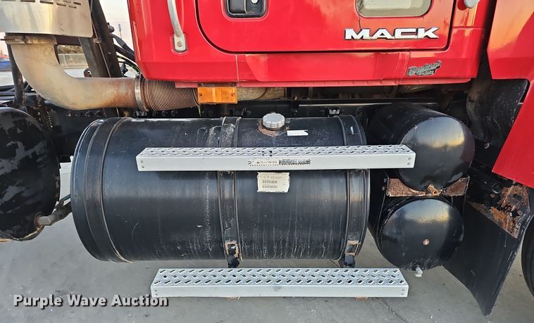 image for item DW3156 2008 Mack CHU613 semi truck