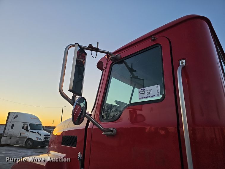 image for item DW3156 2008 Mack CHU613 semi truck