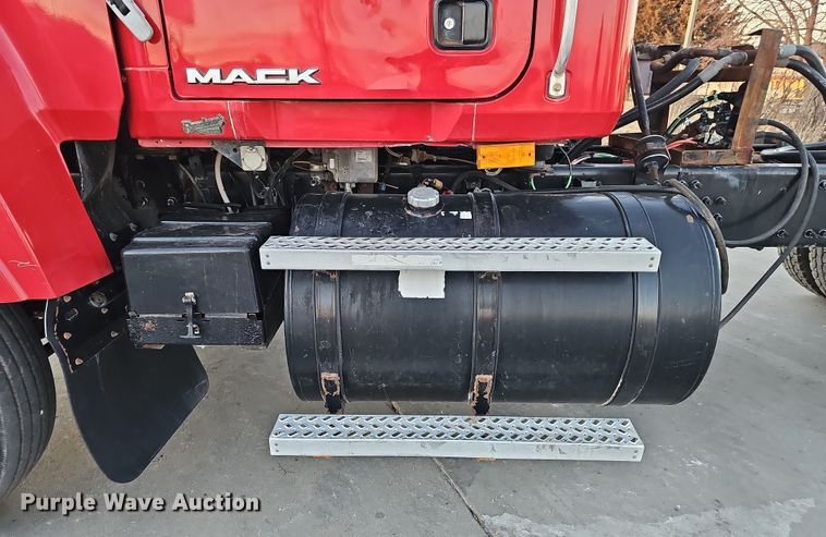 image for item DW3156 2008 Mack CHU613 semi truck