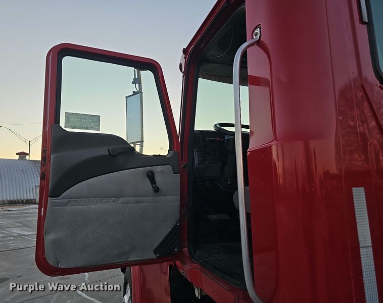 image for item DW3156 2008 Mack CHU613 semi truck