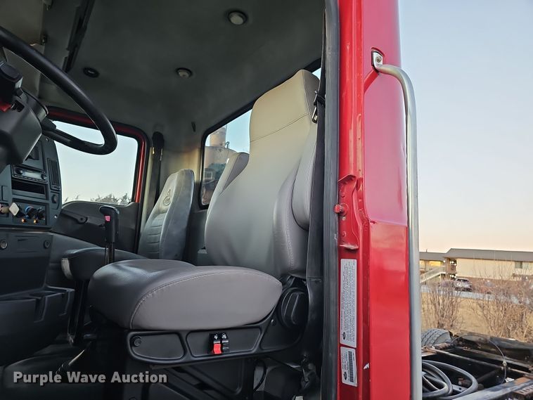 image for item DW3156 2008 Mack CHU613 semi truck