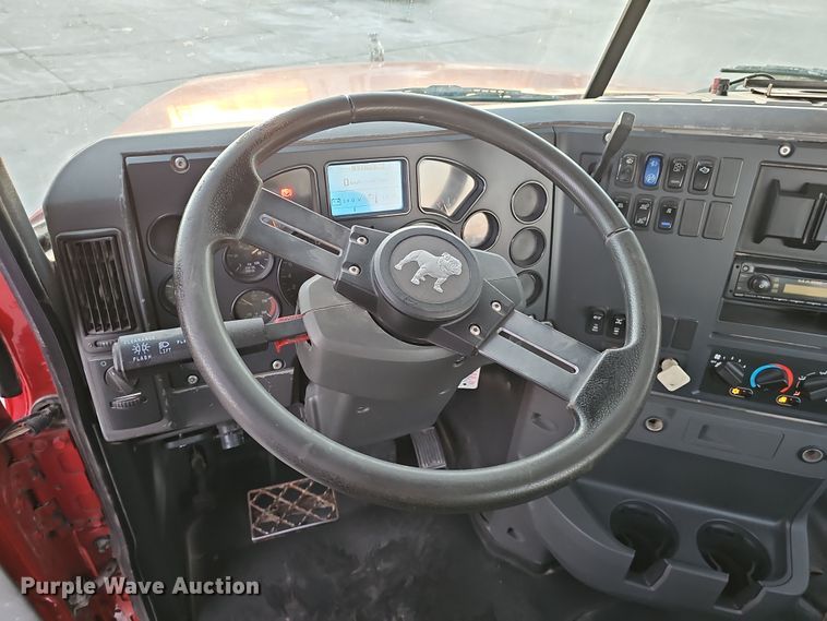 image for item DW3156 2008 Mack CHU613 semi truck