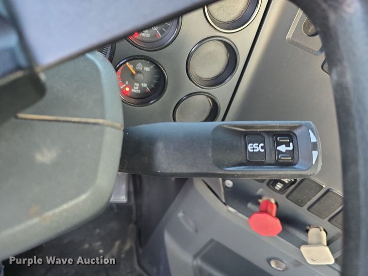 image for item DW3156 2008 Mack CHU613 semi truck