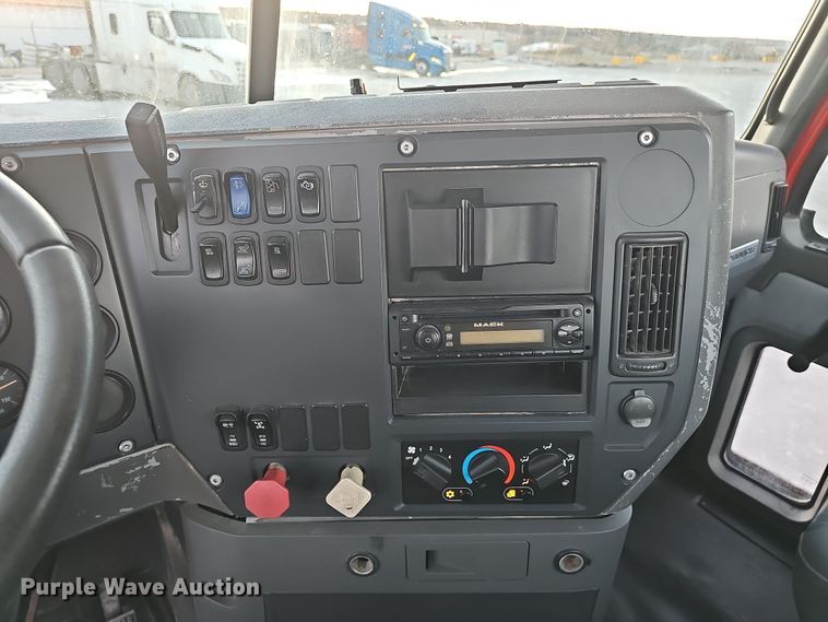 image for item DW3156 2008 Mack CHU613 semi truck