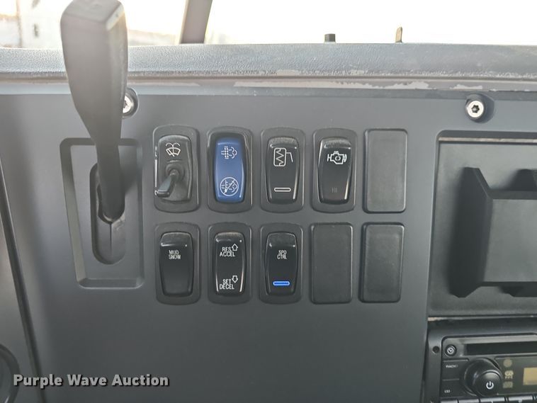 image for item DW3156 2008 Mack CHU613 semi truck