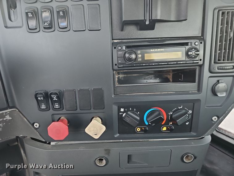 image for item DW3156 2008 Mack CHU613 semi truck