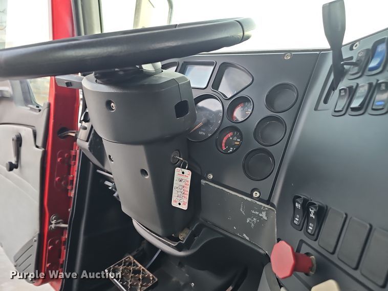 image for item DW3156 2008 Mack CHU613 semi truck