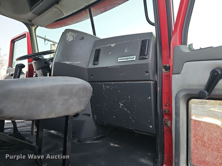 image for item DW3156 2008 Mack CHU613 semi truck