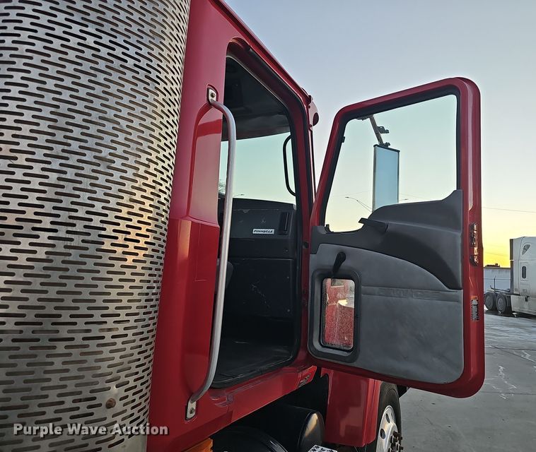 image for item DW3156 2008 Mack CHU613 semi truck