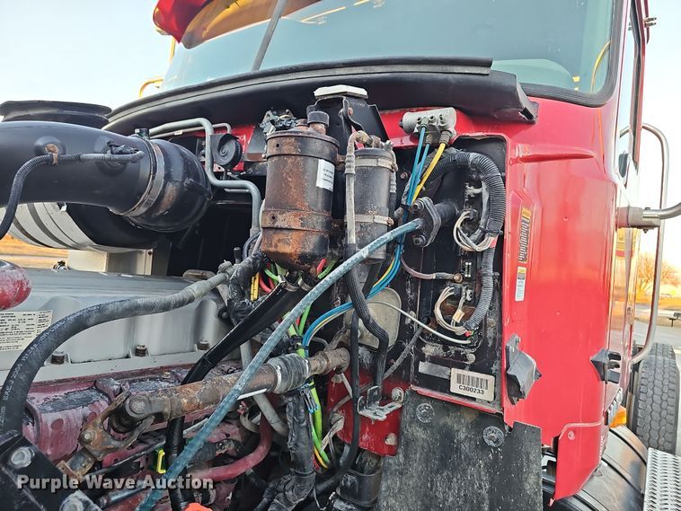 image for item DW3156 2008 Mack CHU613 semi truck