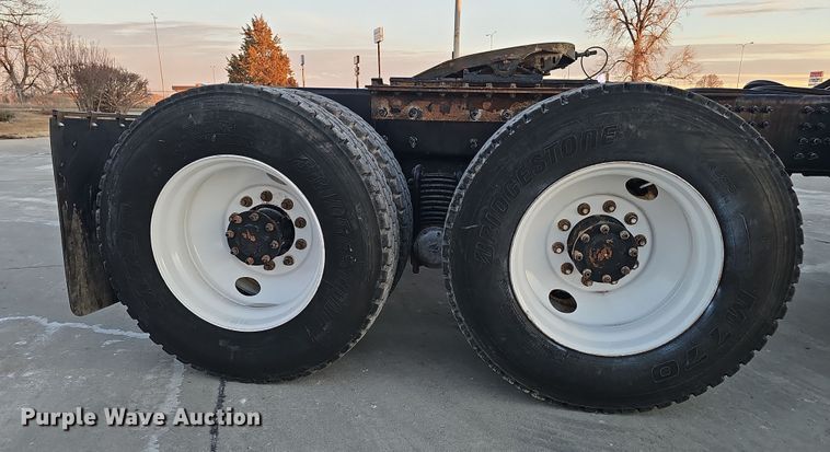 image for item DW3156 2008 Mack CHU613 semi truck