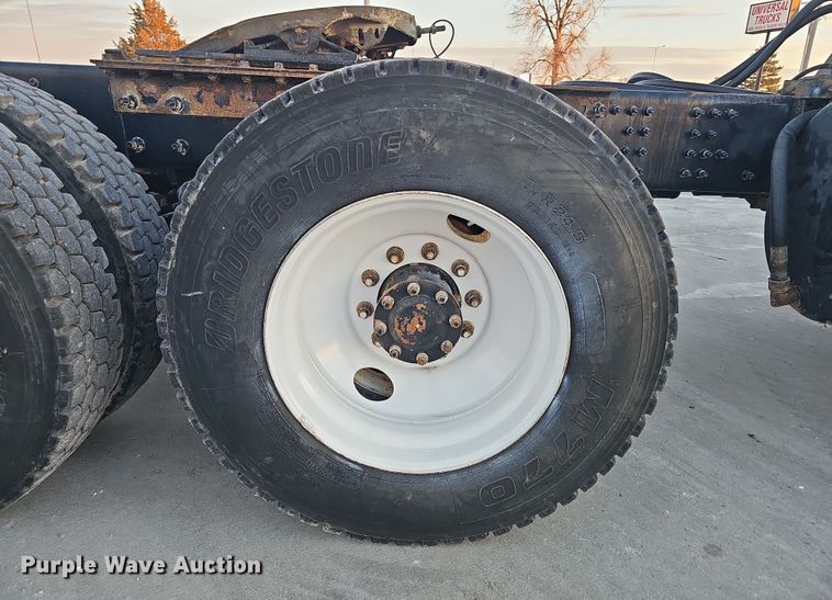 image for item DW3156 2008 Mack CHU613 semi truck