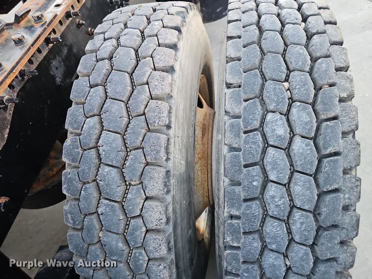 image for item DW3156 2008 Mack CHU613 semi truck