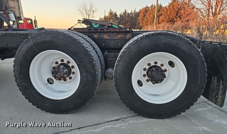 image for item DW3156 2008 Mack CHU613 semi truck