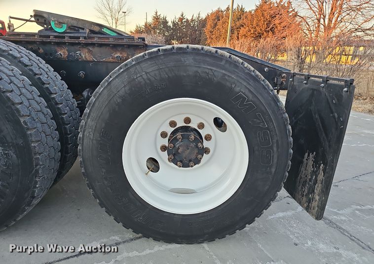 image for item DW3156 2008 Mack CHU613 semi truck