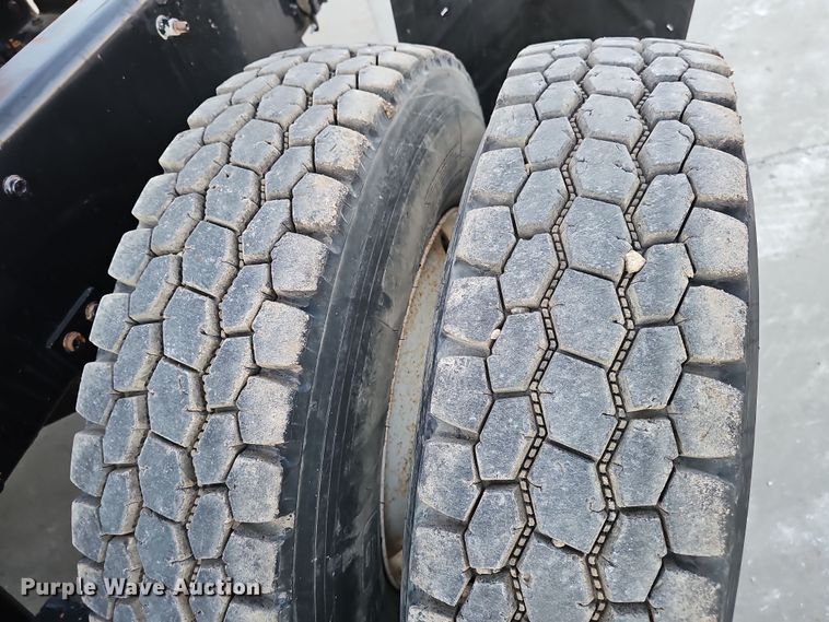 image for item DW3156 2008 Mack CHU613 semi truck