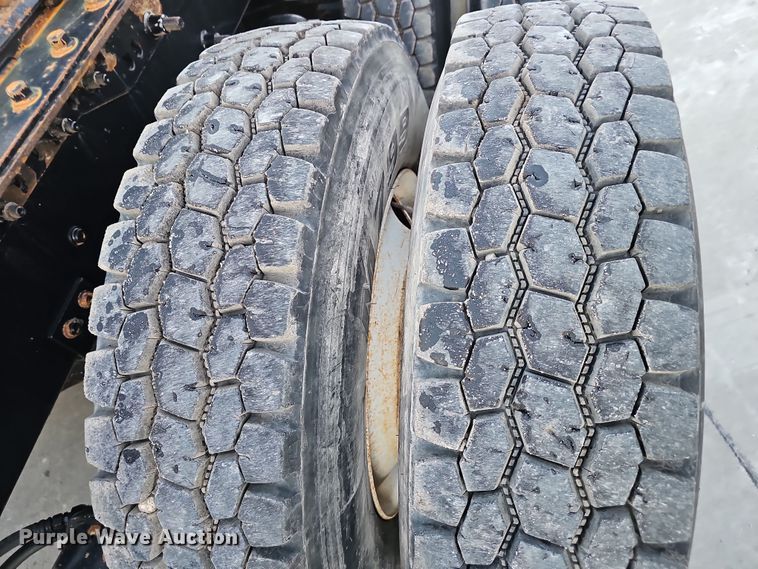 image for item DW3156 2008 Mack CHU613 semi truck