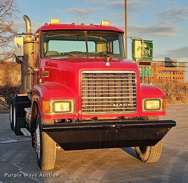 image for item DW3157 2008 Mack CHU613 semi truck