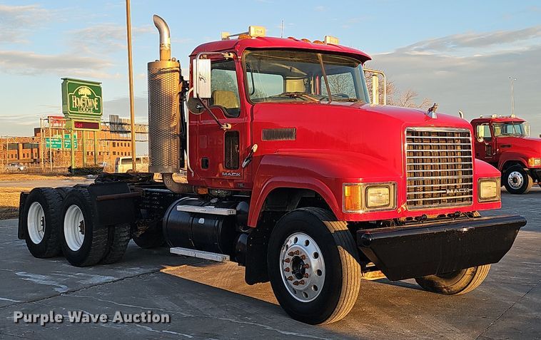 image for item DW3157 2008 Mack CHU613 semi truck