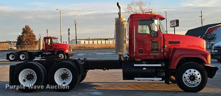 image for item DW3157 2008 Mack CHU613 semi truck