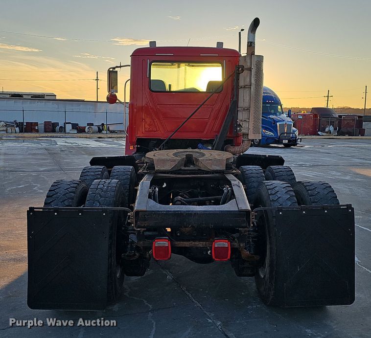 image for item DW3157 2008 Mack CHU613 semi truck