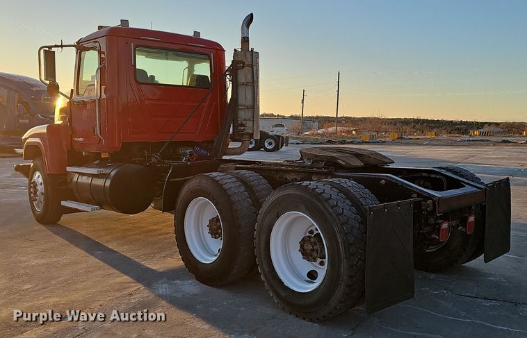 image for item DW3157 2008 Mack CHU613 semi truck