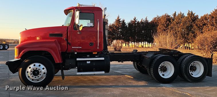 image for item DW3157 2008 Mack CHU613 semi truck