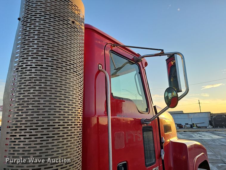 image for item DW3157 2008 Mack CHU613 semi truck